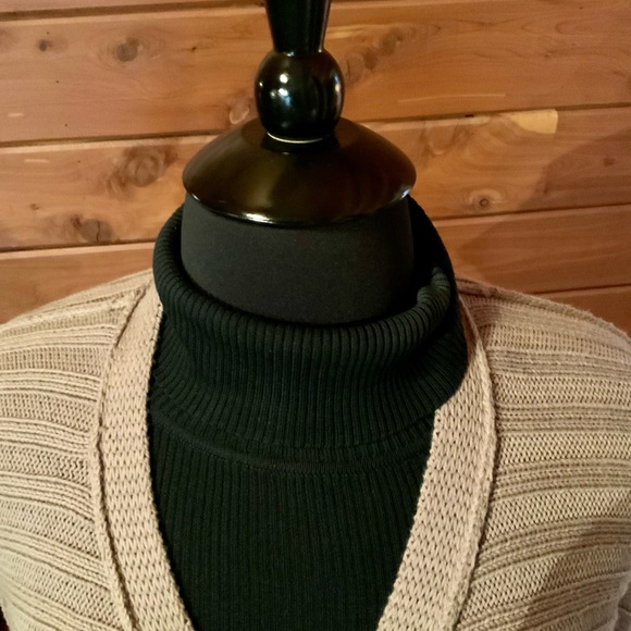 PURE hand knit sweater vest size M/L very unique buttons. Runs like a 1x - Picture 14 of 15